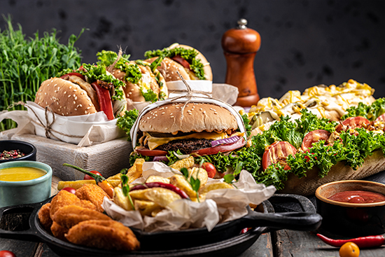 Fastfood Catering mit Burgern und Pommes frisch zubereitet für Veranstaltungen